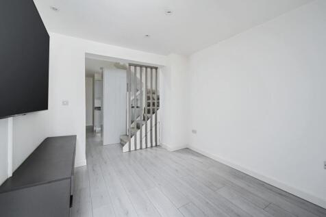 11 Saffron Close BN43 (28).jpg