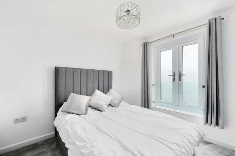 11 Saffron Close BN43 (30).jpg