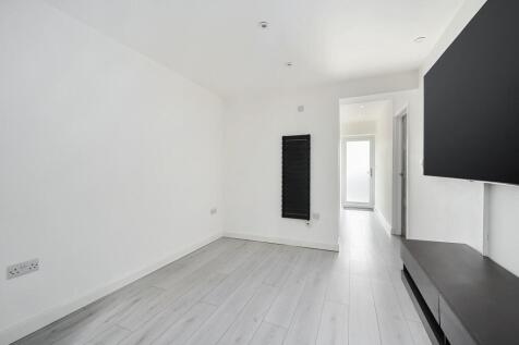 11 Saffron Close BN43 (27).jpg