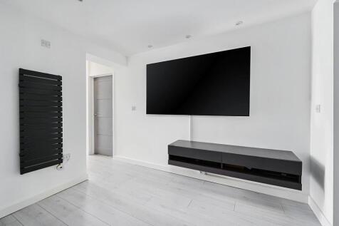 11 Saffron Close BN43 (29).jpg