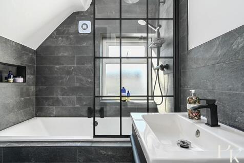 12 Brambledean Road, bn41 (18).jpg