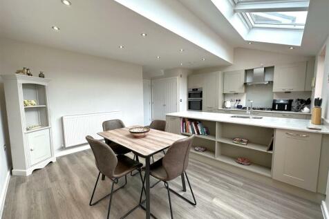 Spacious Dining Kitchen 051