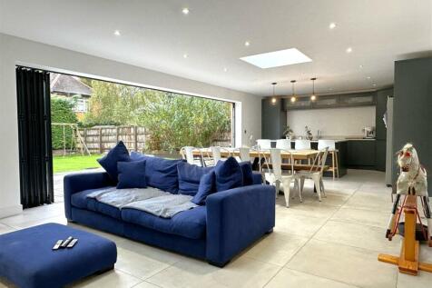 Beautiful OPEN-PLAN Living Area 871