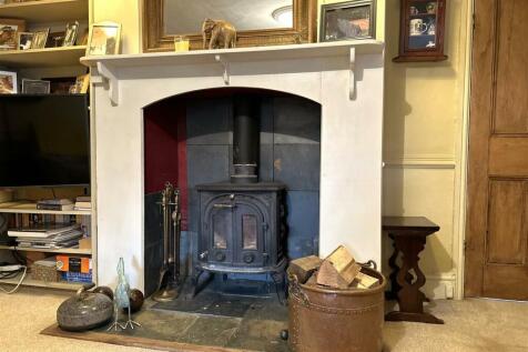 Feature Fireplace/ Log Burner 002