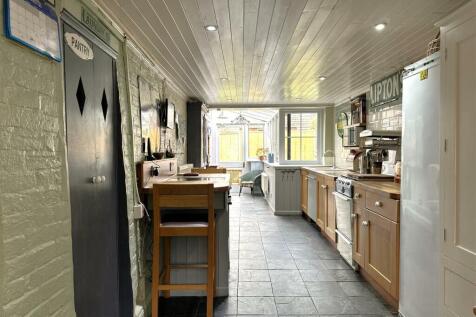 Spacious Kitchen/Diner 908