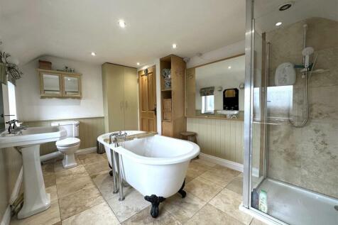 Superb Four-Piece Bathroom 930