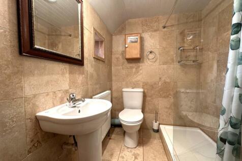 First Floor Shower Room 959