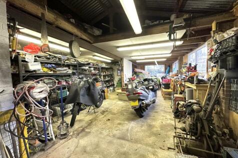 LARGE Detached Workshop 976