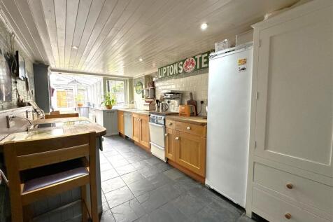 Spacious Dining Kitchen 064