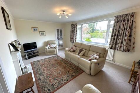 Generous Living Space 005