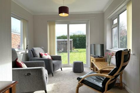 Garden Room With Attractive Outlook 017