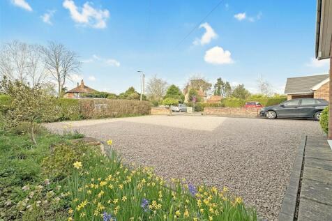 Extensive Gravelled Driveway 054