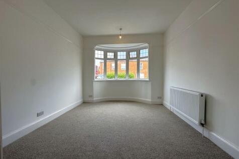 Master Bedroom With Bow-Window 557