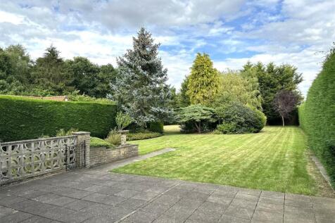 Generous Private Garden 635