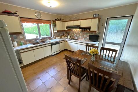 Spacious Breakfast Kitchen 596