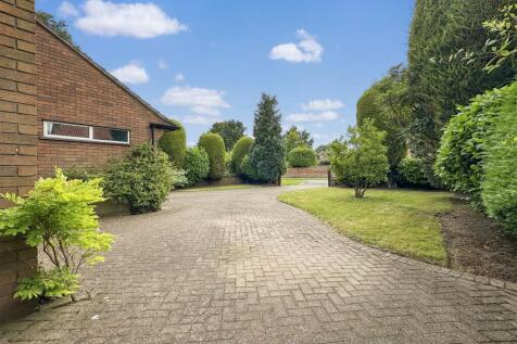 Welcoming Block Paved Driveway 631