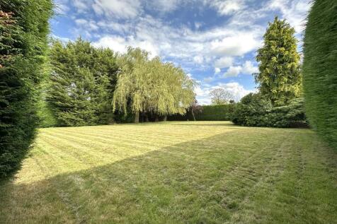 Private Rear Garden 670