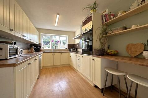 Spacious Breakfast Kitchen 881