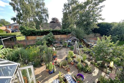Well-Appointed Rear Garden 877