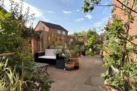 Side Courtyard 924