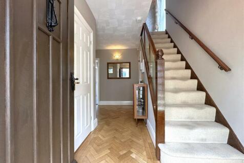 Inviting Entrance Hall 092