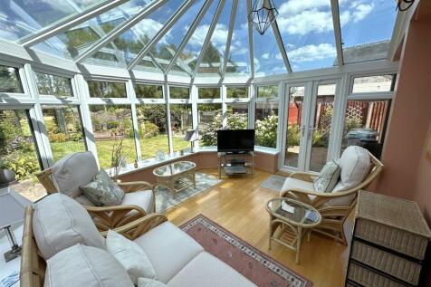 Lovely Glass-Roof Garden Room 135