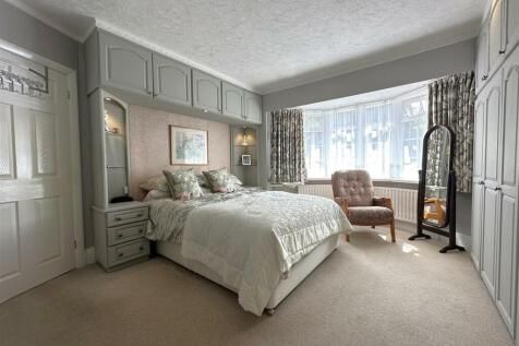 Master Bedroom 042