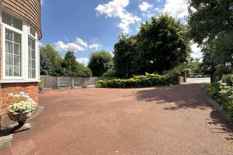 Extensive Driveway 214