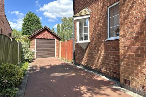 Detached Garage &amp; Driveway 192