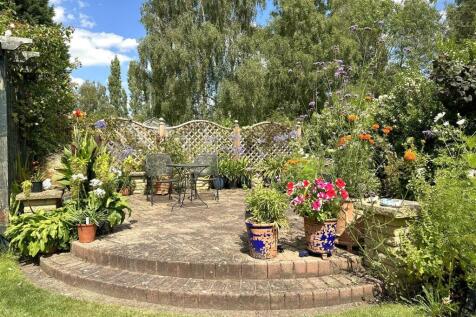 Delightful Raised Seating Area 152