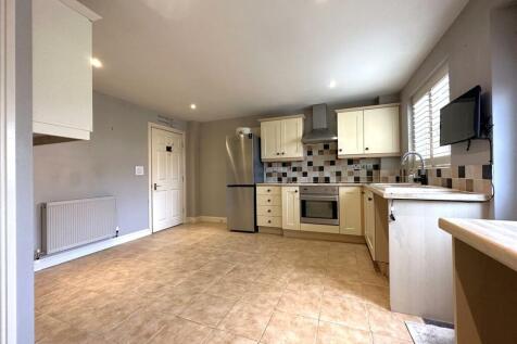 Well-Appointed Dining Kitchen 722
