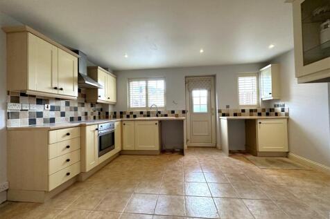 Extensive Fitted Kitchen 813