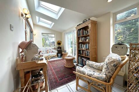 Delightful Garden Room 826