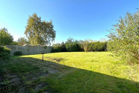 Generous Private Garden 374