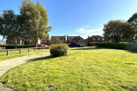 Generous Front Garden/Driveway 406