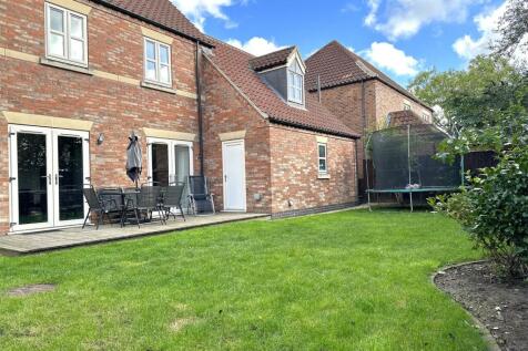 Garden &amp; Decked Seating Area 863