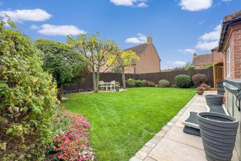 Lovely Landscaped Garden 814