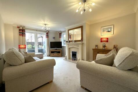 Spacious Lounge 766