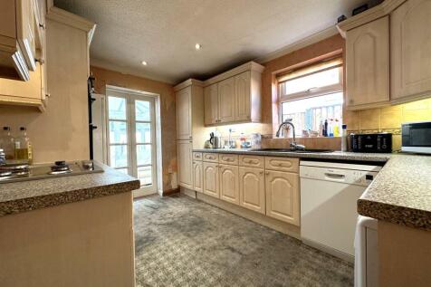 Spacious Kitchen 444