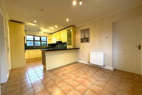 Dual-Aspect Dining Kitchen 402