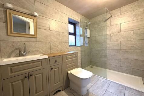 Stylish En-Suite Shower Room 449
