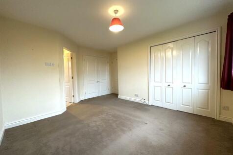 Bedroom One With Extensive Wardrobes/Storage 441
