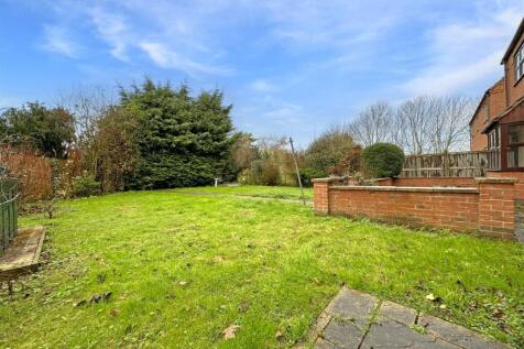 Private Well-Appointed Garden 476