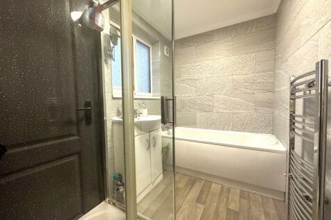Four-Piece Family Bathroom 826
