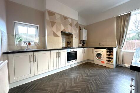 Spacious Modern Kitchen 072