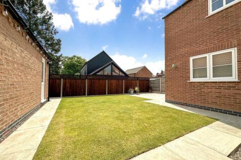Lovely Private SOUTH-FACING Garden 169
