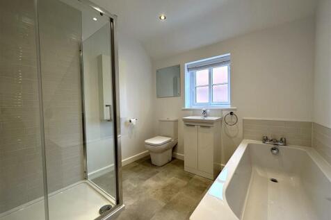 Four-Piece Family Bathroom 915