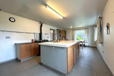 Spacious Kitchen 070