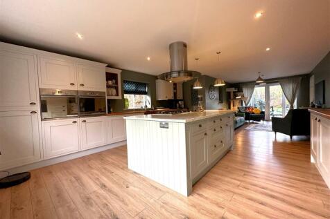 Extensive Kitchen 617