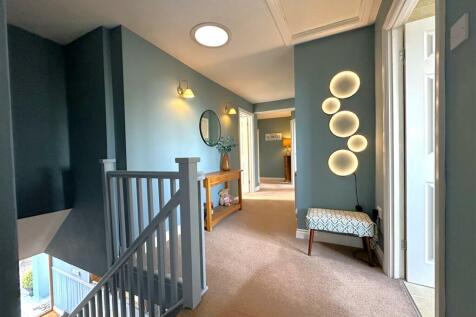 First Floor Landing 608